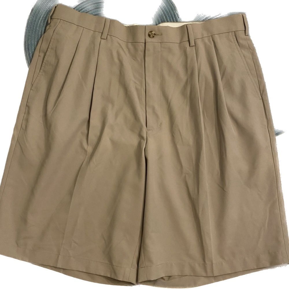 Pro Tour men’s Golf shorts size 38. 100% polyester. Excellent shape. Khaki color